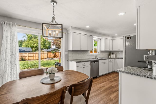 2423 Delta Waters Road, Medford, OR 97504