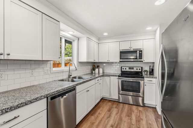 2423 Delta Waters Road, Medford, OR 97504