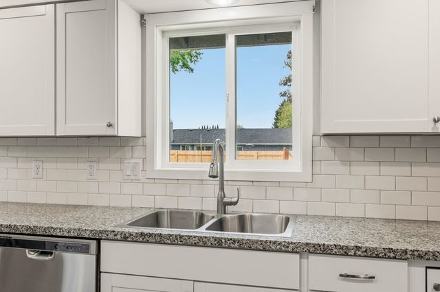 2423 Delta Waters Road, Medford, OR 97504