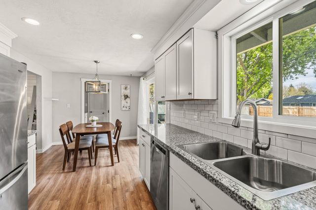 2423 Delta Waters Road, Medford, OR 97504