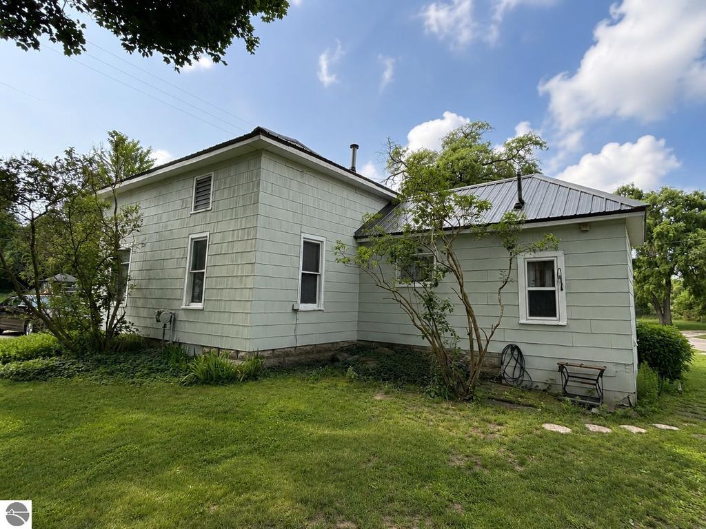 Image 2 of property listing at 1107 Michigan Avenue, Alma, MI 48801