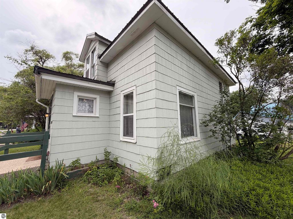 Image 3 of property listing at 1107 Michigan Avenue, Alma, MI 48801