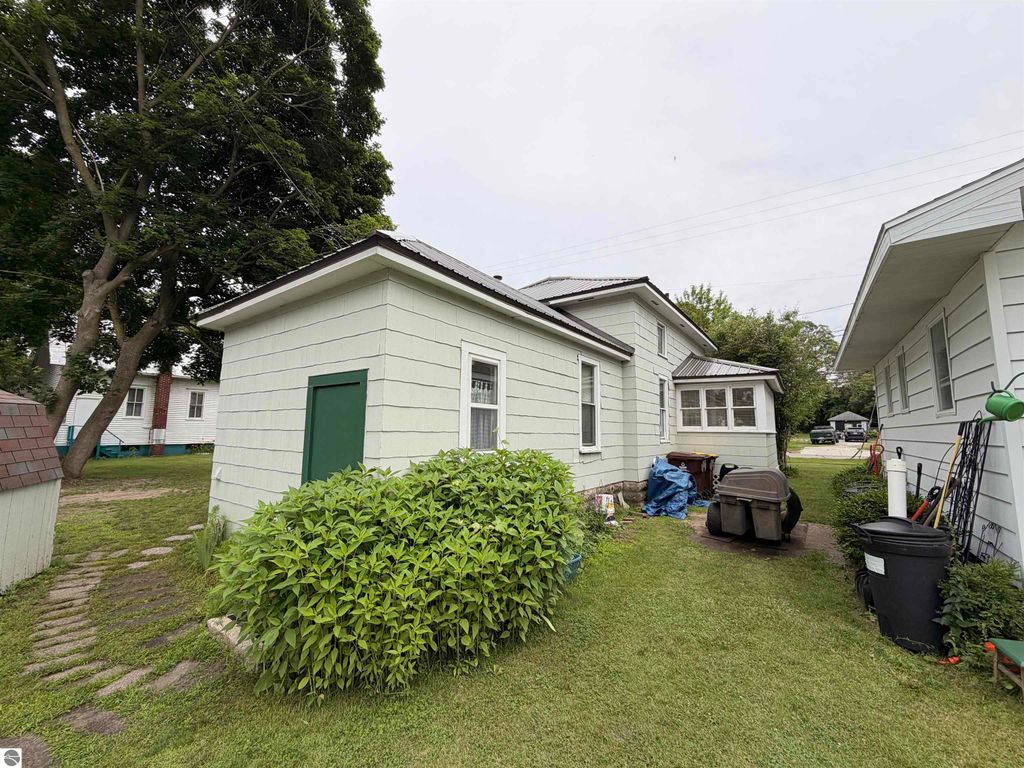 Image 4 of property listing at 1107 Michigan Avenue, Alma, MI 48801