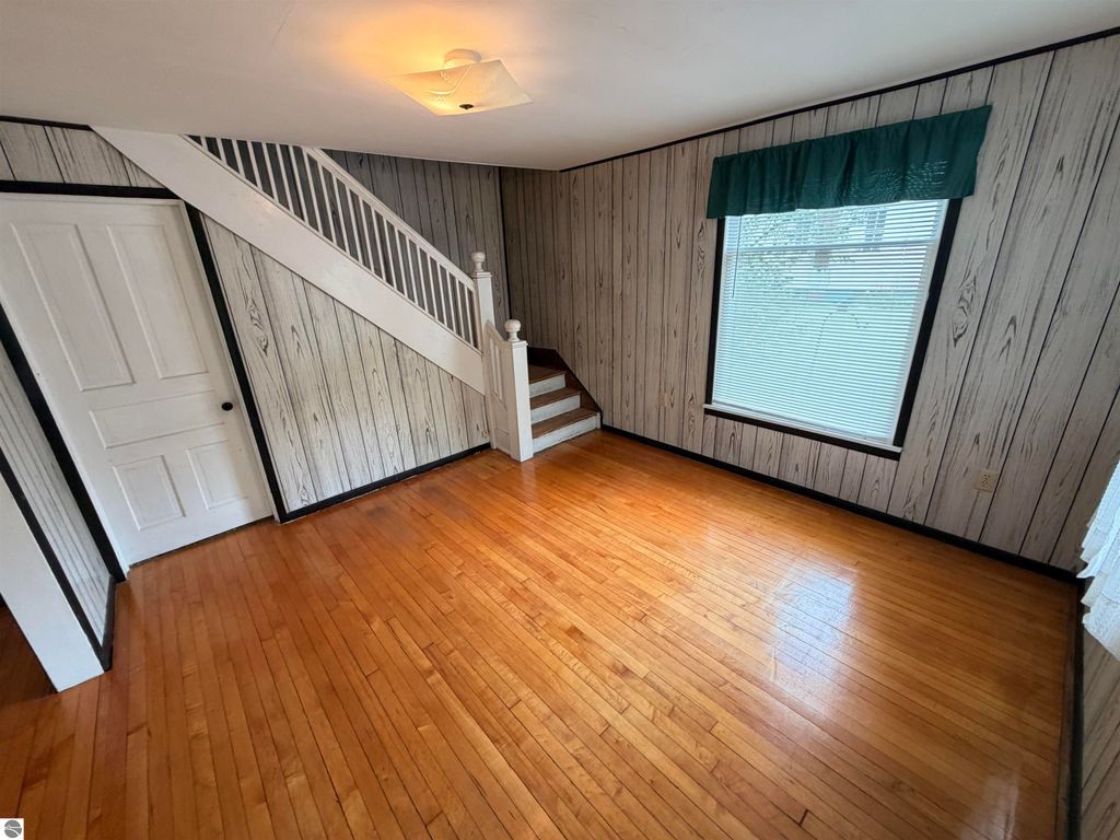 Image 5 of property listing at 1107 Michigan Avenue, Alma, MI 48801