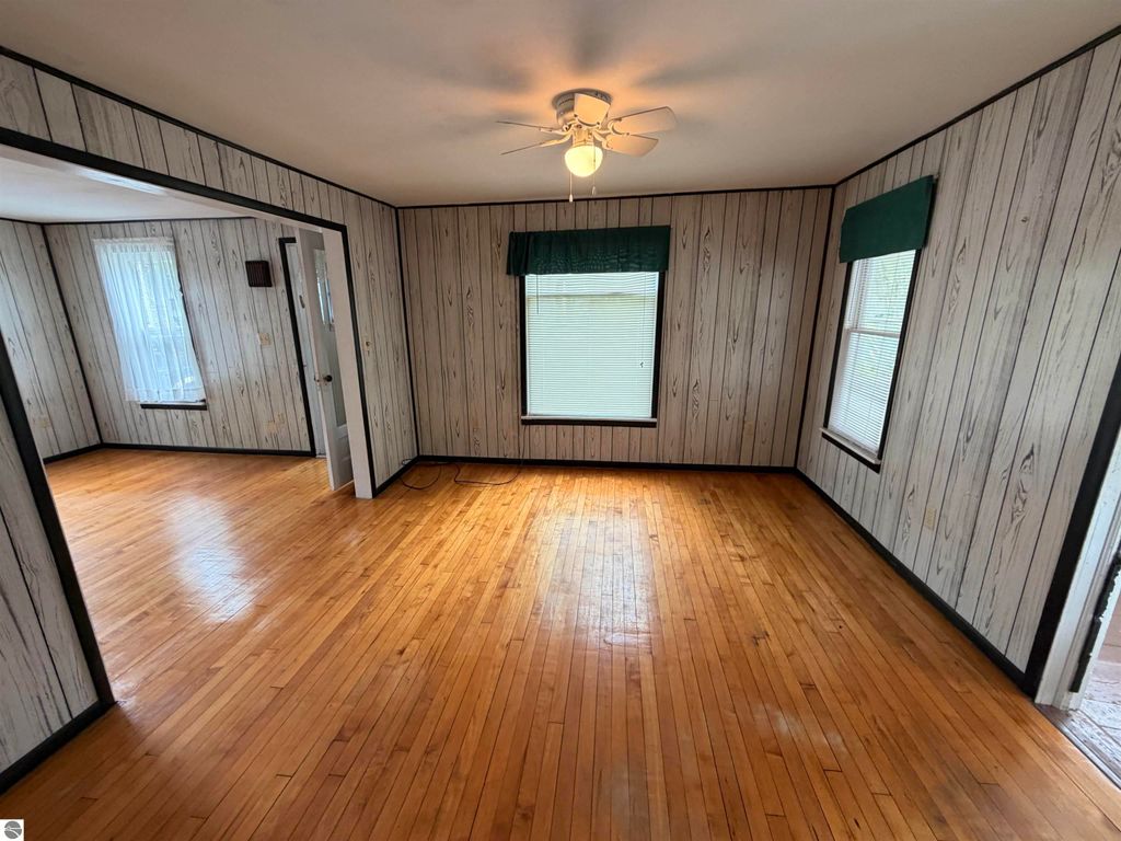 Image 6 of property listing at 1107 Michigan Avenue, Alma, MI 48801