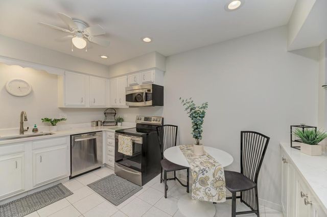 4000 Dundee Road 107, Northbrook, IL 60062