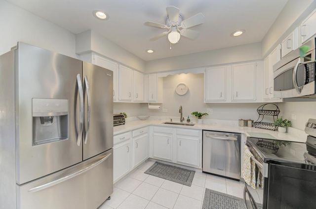 4000 Dundee Road 107, Northbrook, IL 60062