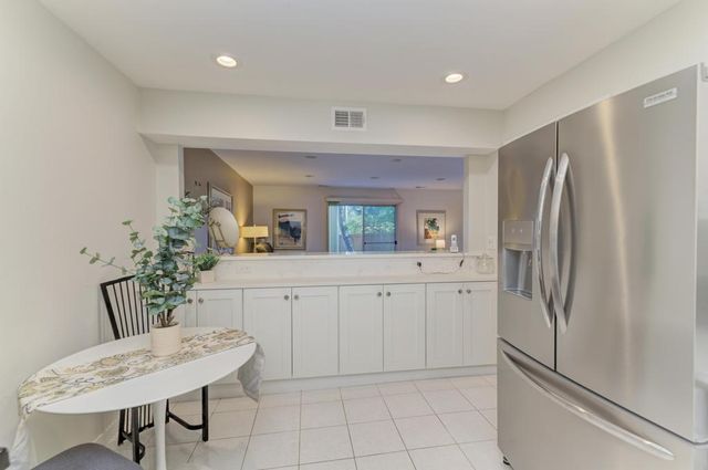 4000 Dundee Road 107, Northbrook, IL 60062