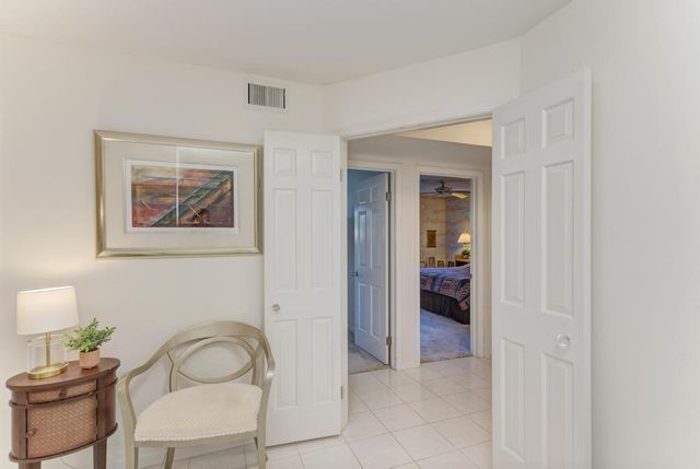 4000 Dundee Road 107, Northbrook, IL 60062