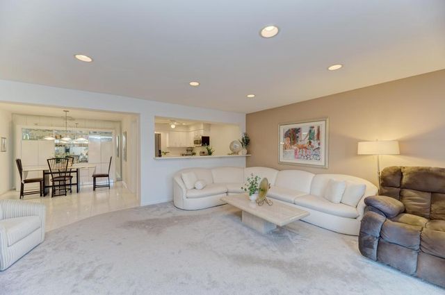 4000 Dundee Road 107, Northbrook, IL 60062