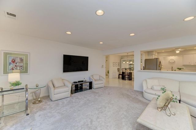 4000 Dundee Road 107, Northbrook, IL 60062