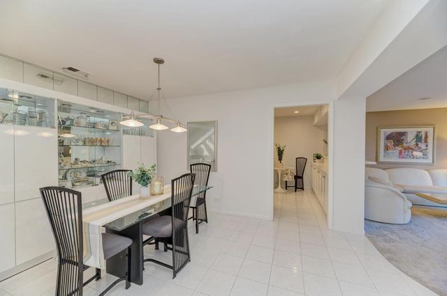 4000 Dundee Road 107, Northbrook, IL 60062