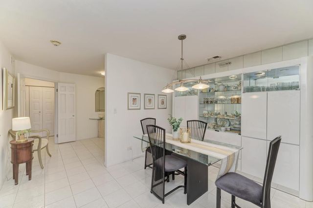 4000 Dundee Road 107, Northbrook, IL 60062