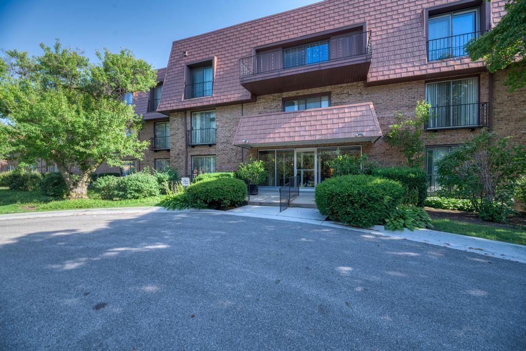 4000 Dundee Road 107, Northbrook, IL 60062
