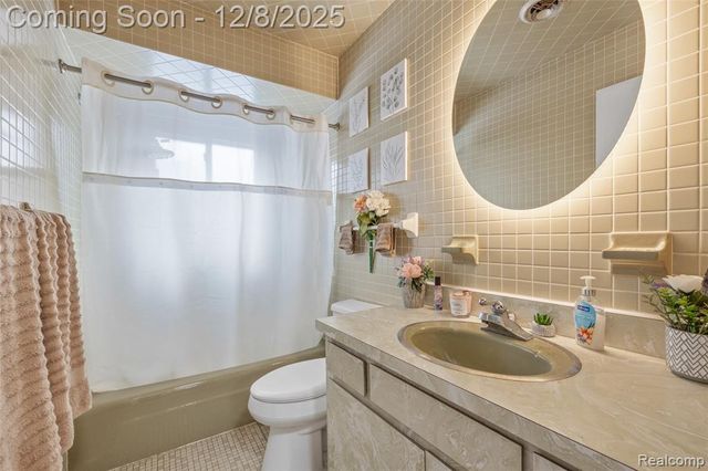 16000 S Huron River Drive, Romulus, MI 48174