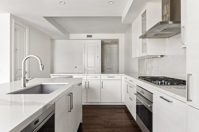 2047 Westcreek Lane 502, Houston, TX 77027