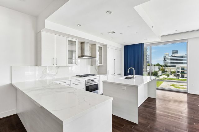 2047 Westcreek Lane 502, Houston, TX 77027