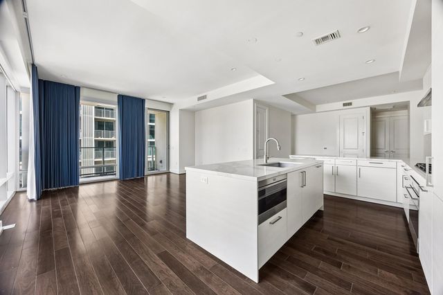 2047 Westcreek Lane 502, Houston, TX 77027