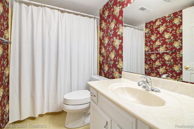 19710 W 13 Mile Road 105, Beverly Hills, MI 48025