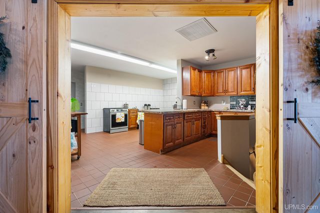 5964 E Us 2 Highway, Bessemer, MI 49938