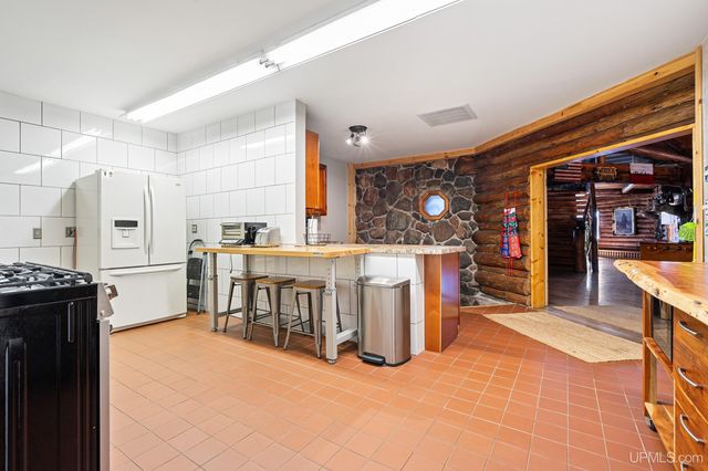 5964 E Us 2 Highway, Bessemer, MI 49938