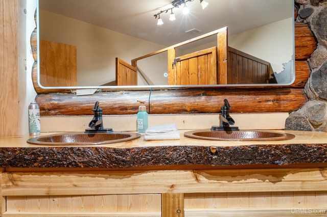 5964 E Us 2 Highway, Bessemer, MI 49938