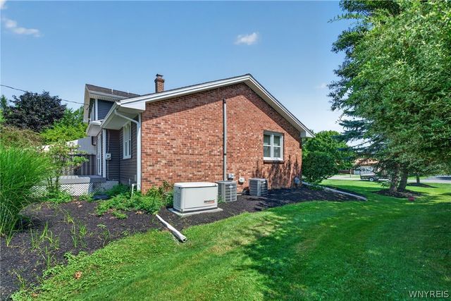 5030 Clearview Dr, Clarence, NY 14221