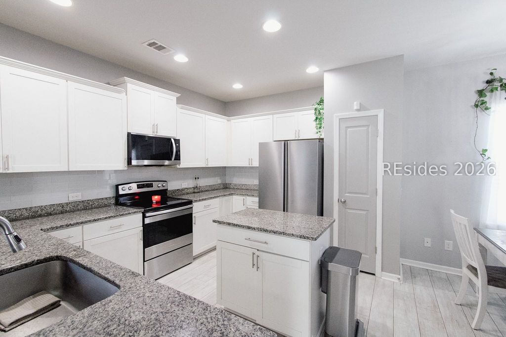 Image 8 of property listing at 4 Wando Pl, Beaufort, SC 29906