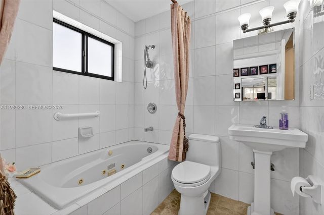 17841 NW 84th Ct, Hialeah, FL 33015