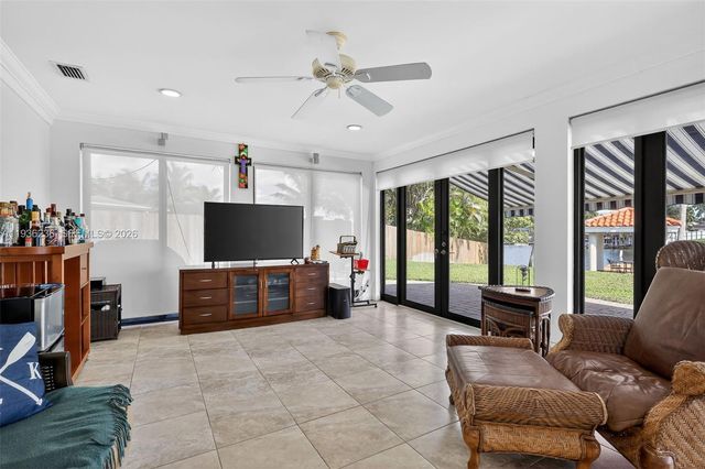 17841 NW 84th Ct, Hialeah, FL 33015