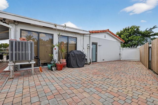 17841 NW 84th Ct, Hialeah, FL 33015