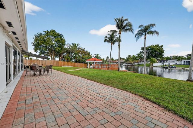 17841 NW 84th Ct, Hialeah, FL 33015