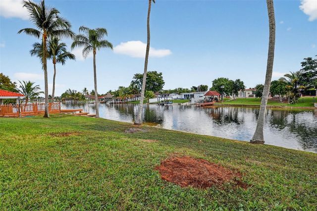 17841 NW 84th Ct, Hialeah, FL 33015