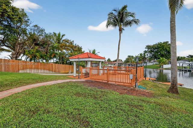 17841 NW 84th Ct, Hialeah, FL 33015