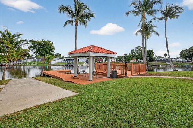 17841 NW 84th Ct, Hialeah, FL 33015