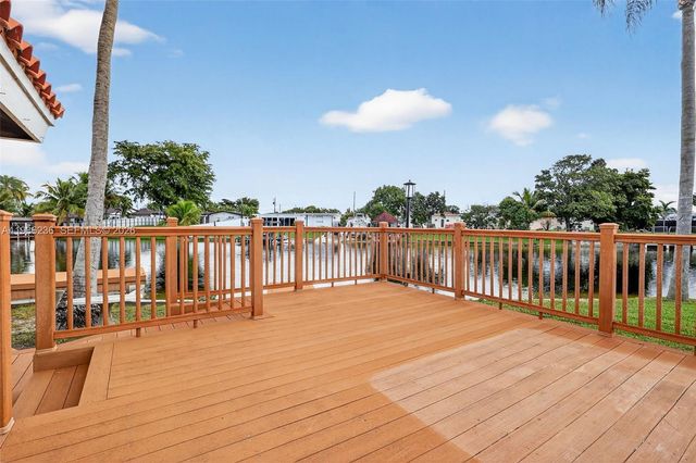 17841 NW 84th Ct, Hialeah, FL 33015