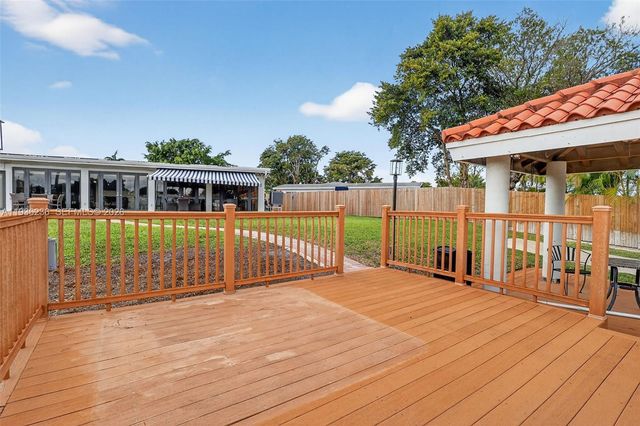 17841 NW 84th Ct, Hialeah, FL 33015