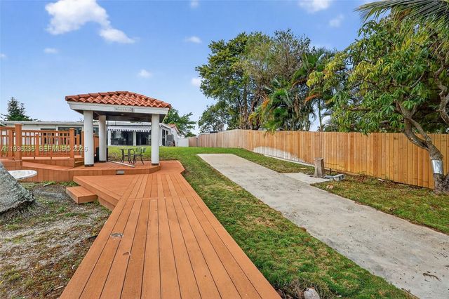 17841 NW 84th Ct, Hialeah, FL 33015