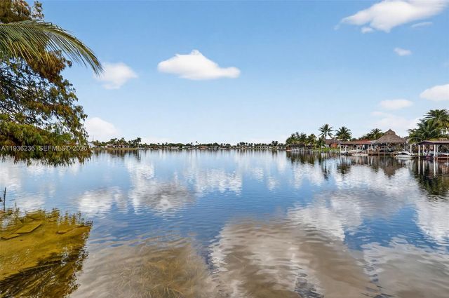 17841 NW 84th Ct, Hialeah, FL 33015