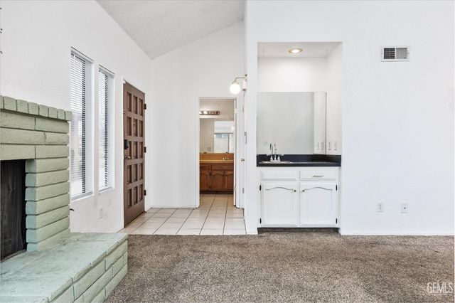 5551 Midsummer Drive E, Bakersfield, CA 93308
