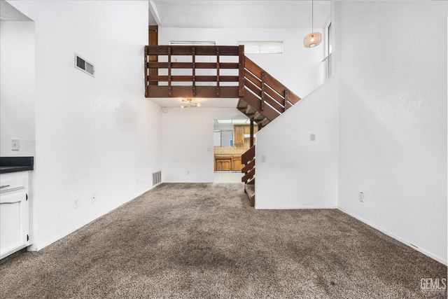 5551 Midsummer Drive E, Bakersfield, CA 93308