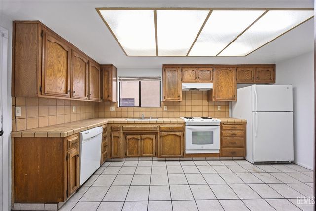 5551 Midsummer Drive E, Bakersfield, CA 93308