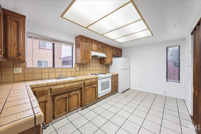 5551 Midsummer Drive E, Bakersfield, CA 93308