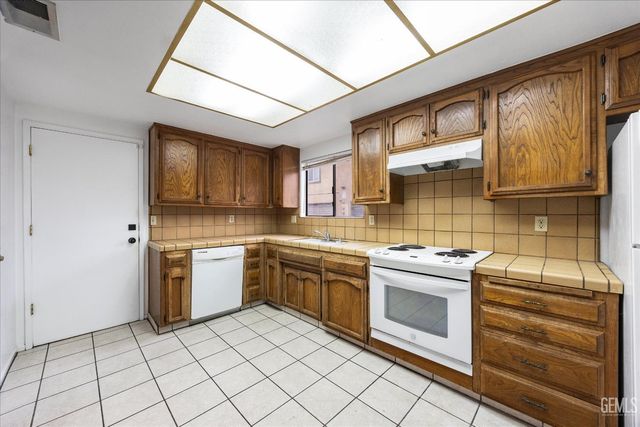5551 Midsummer Drive E, Bakersfield, CA 93308