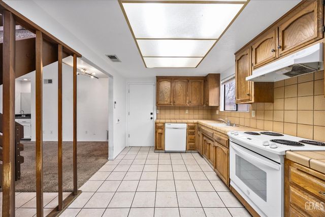 5551 Midsummer Drive E, Bakersfield, CA 93308