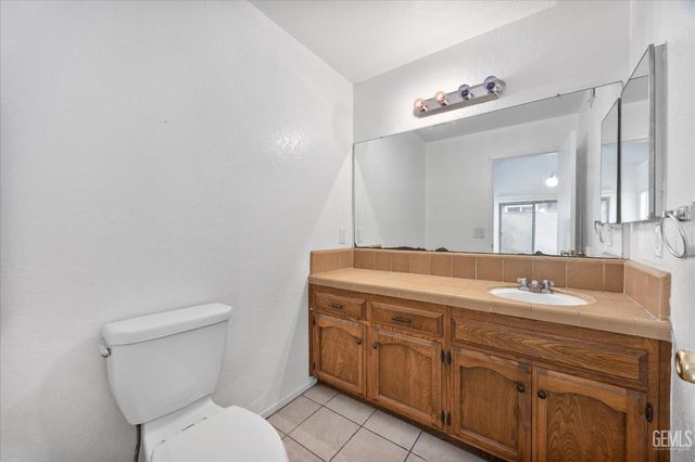 5551 Midsummer Drive E, Bakersfield, CA 93308