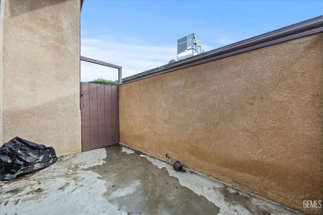 5551 Midsummer Drive E, Bakersfield, CA 93308