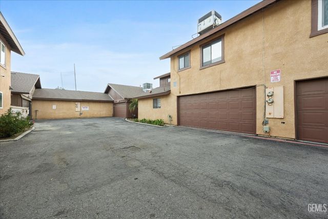 5551 Midsummer Drive E, Bakersfield, CA 93308