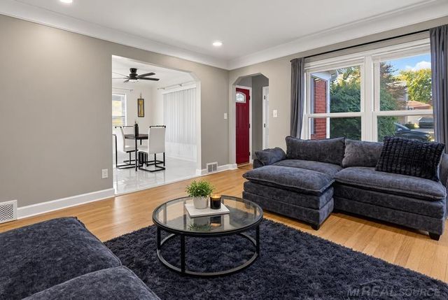 21211 Newcastle Road, Harper Woods, MI 48225