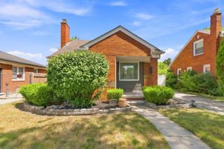 21211 Newcastle Road, Harper Woods, MI 48225